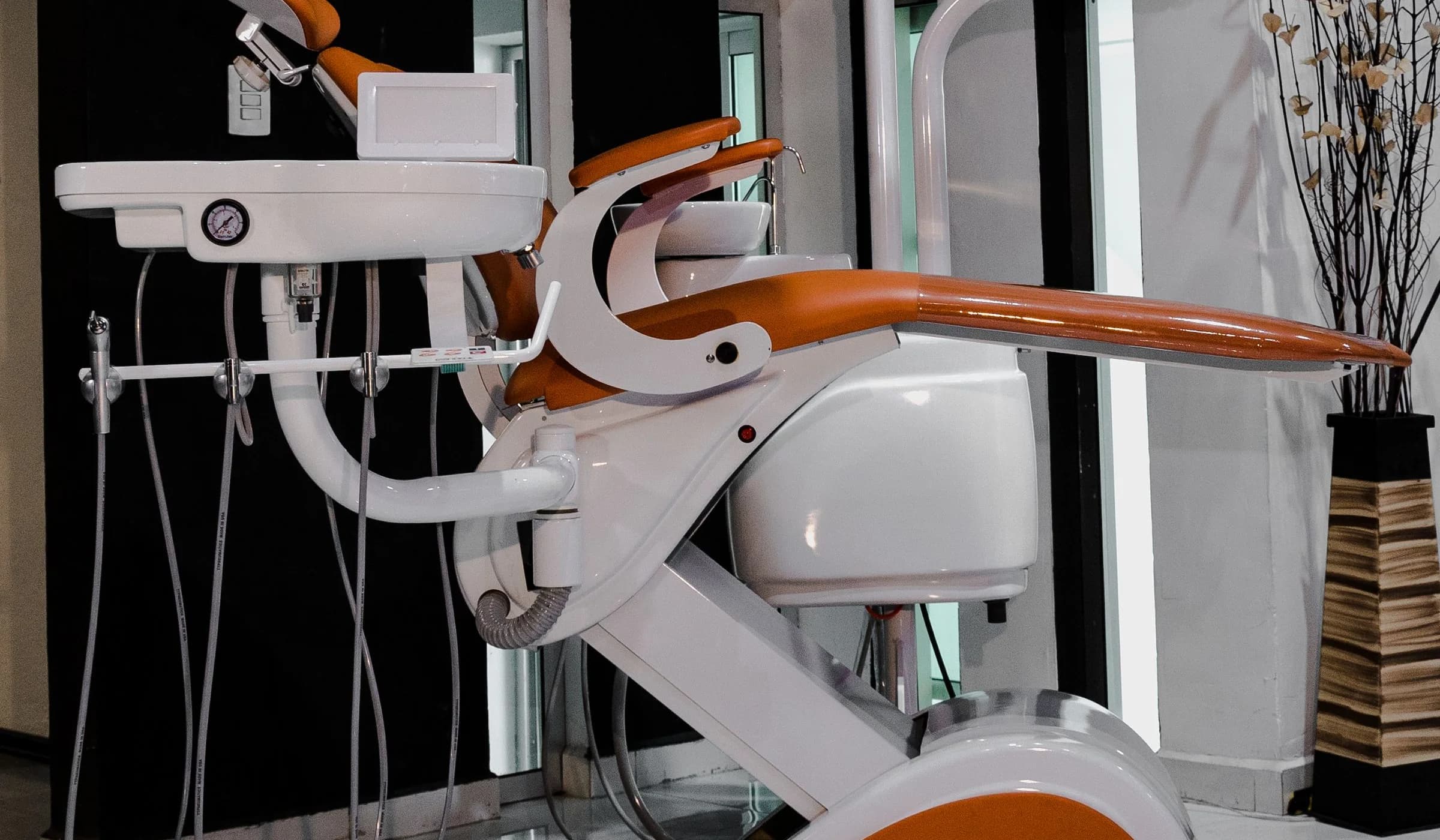 Modern bir klinikte dental ünit ve ekipmanlar